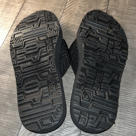 Womens black Teva flip flops - Picture 2 of 6